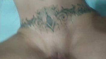Coroa tirando a virgindade do novinho e fica gemendo de prazer vendo ele encher sua buceta de porra