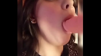Culona blanca le envia un video a su padrastro mostrando su tanga blanca y sus tetas mamando su consolador hasta garganta profunda y mostrando su uniformes desnudandose
