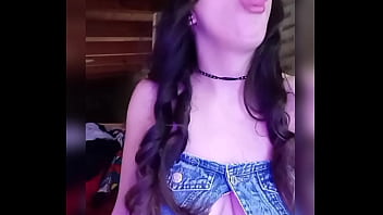 Culona blanca le envia un video a su padrastro mostrando su tanga blanca y sus tetas mamando su consolador hasta garganta profunda y mostrando su uniformes desnudandose