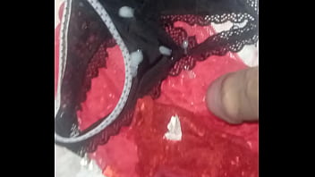 Gosando na calcinha da aline