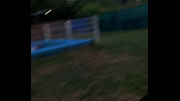 Mi amigo me da órdenes de cómo tocarme y me termina rompiendo la colita en el patio de su casa