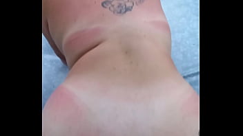 Mi amigo me da órdenes de cómo tocarme y me termina rompiendo la colita en el patio de su casa