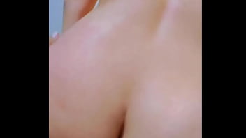 Latina caliente de 18yo siendo follada con verga enorme y casi que no la aguanta asi chilla de rico esta morrita buenona