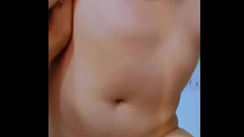 Latina caliente de 18yo siendo follada con verga enorme y casi que no la aguanta asi chilla de rico esta morrita buenona