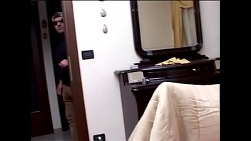 Ragazza bruttina aspetta il cazzo sul letto
