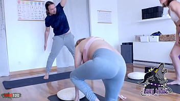 Une séance de #yoga privée qui dérape délicieusement l’instructeur séduisant et sûr de lui guide deux élè