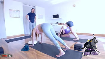 Une séance de #yoga privée qui dérape délicieusement l’instructeur séduisant et sûr de lui guide deux élè