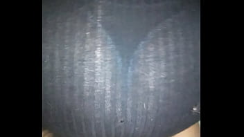 Hermosa chica de vestido negro es manoseada y le meten los dedos por la noche antes de la fiesta