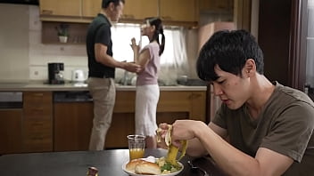 大輔は夜な夜な両親の寝室から漏れ聞こえる淫靡な声に性衝動を抑えられずにいた。どうやらもうすぐ自分に兄弟ができるらしい…。父への嫉妬、そして未だ見ぬ弟妹への嫉妬…母の愛情を一番に受けんがため独占欲の塊となった息子は、母の子宮内に溜まった父親の精子を自分のもので上書きしようと試みる。 xvideo #66418767