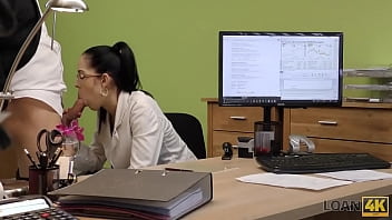 une bourgeoise prend une faciale au bureau