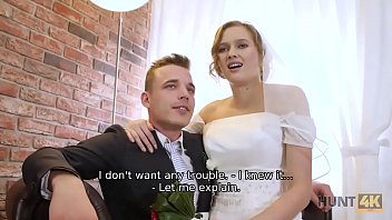 desi hot young babe stopping her saree for her lover