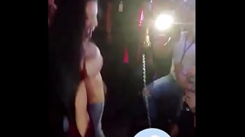 borracha se desnuda en la fiesta