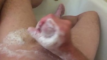 jerking scerat see bath in mom video