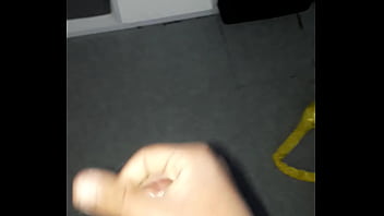 sa copine dort et il se branle sur sa bouche