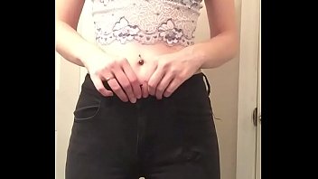 ado nique devant web cam