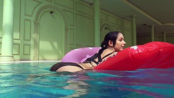 xnxx bigtits hungarian bikini babe beach