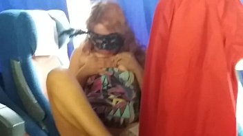 le plngo la verga de fuera en la mano en el bus y se deja