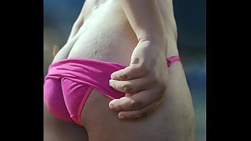 lady sonia wears pink panties vid