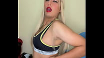 Haciendo ejercicio saca leche de su pene trans