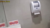 Fui no banheiro masculino da lanchonete, encontrei dois paus bem duros. Não aguentei, acabei metendo com os dois, fiquei toda marcada. Toda Hora Sem Parar