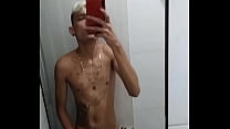 Batendo punheta no banheiro depois do jogo de futebol