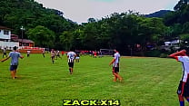 Anão metendo bola no...