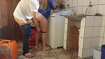 Dona de casa casada paga técnico de máquina de lavar com a bucetinha