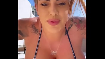 Swit barney shaking her butt