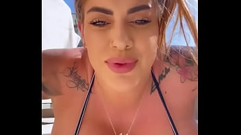 Swit barney shaking her butt