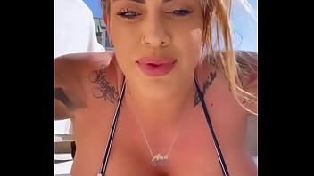 Swit Barney Shaking Her Butt thumbnail