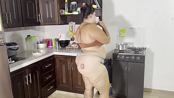 Chica latina se folla con el albañil mientras su esposo no esta