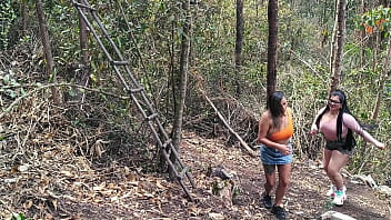 Voy trotando a la montaña con mi amiga me accidento y me folla el guardabosques Voy trotando a la montaña con mi amiga me accidento y me folla el guardabosques