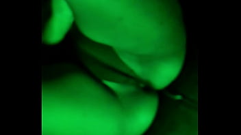 Exibindo a ppk no sofá 2