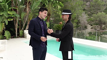 Nos follamos a la sirvienta de la casa se pone cerda al chupar dos pollas luna black