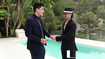 Nos follamos a la sirvienta de la casa se pone cerda al chupar dos pollas luna black