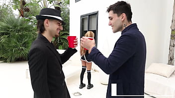 Nos follamos a la sirvienta de la casa se pone cerda al chupar dos pollas luna black