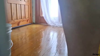 Instalei uma câmera para ver minha madrasta limpando o chão de casa ela notou a câmera e foi sem calcinha