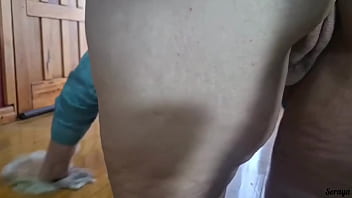 Instalei uma câmera para ver minha madrasta limpando o chão de casa ela notou a câmera e foi sem calcinha