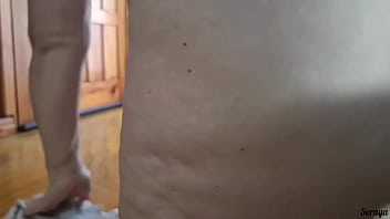 Instalei uma câmera para ver minha madrasta limpando o chão de casa ela notou a câmera e foi sem calcinha