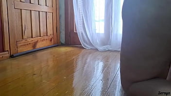 Instalei uma câmera para ver minha madrasta limpando o chão de casa ela notou a câmera e foi sem calcinha