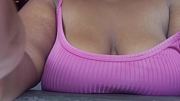 Crente safada na janela mostrando os peitos pros machos na rua