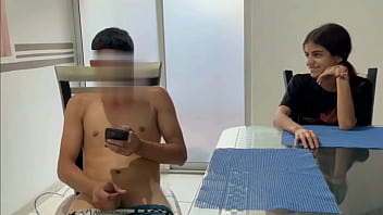 Encuentro al cachondo de mi hermanastro dándose una jalada de polla y quiero ayudarle historia completa