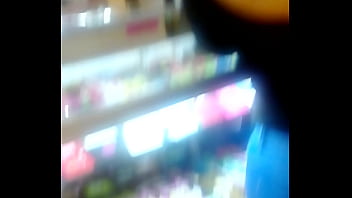 Mientras compra protector para su celular