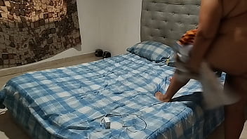 Chica gordita se masturba en el baño con un chorro con final feliz