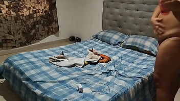 Chica gordita se masturba en el baño con un chorro con final feliz