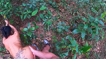 Putinha geme no meio da mata levando rola fundo no cu em largados e gozados
