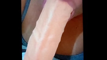 Tentando engolir uma piroca de brinquedo