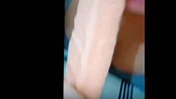 Tentando engolir uma piroca de brinquedo