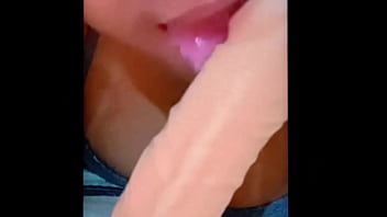 Tentando engolir uma piroca de brinquedo