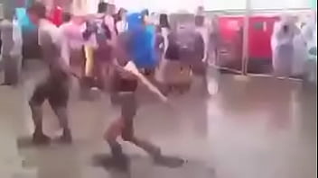 Hombres dandole duro al piso